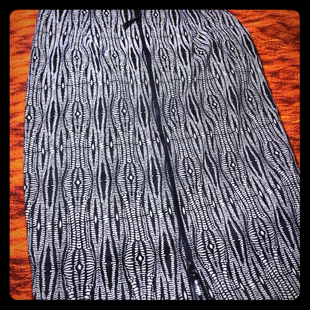 ❤️LB❤️Black and White Skirt!! Size 20 zipper back